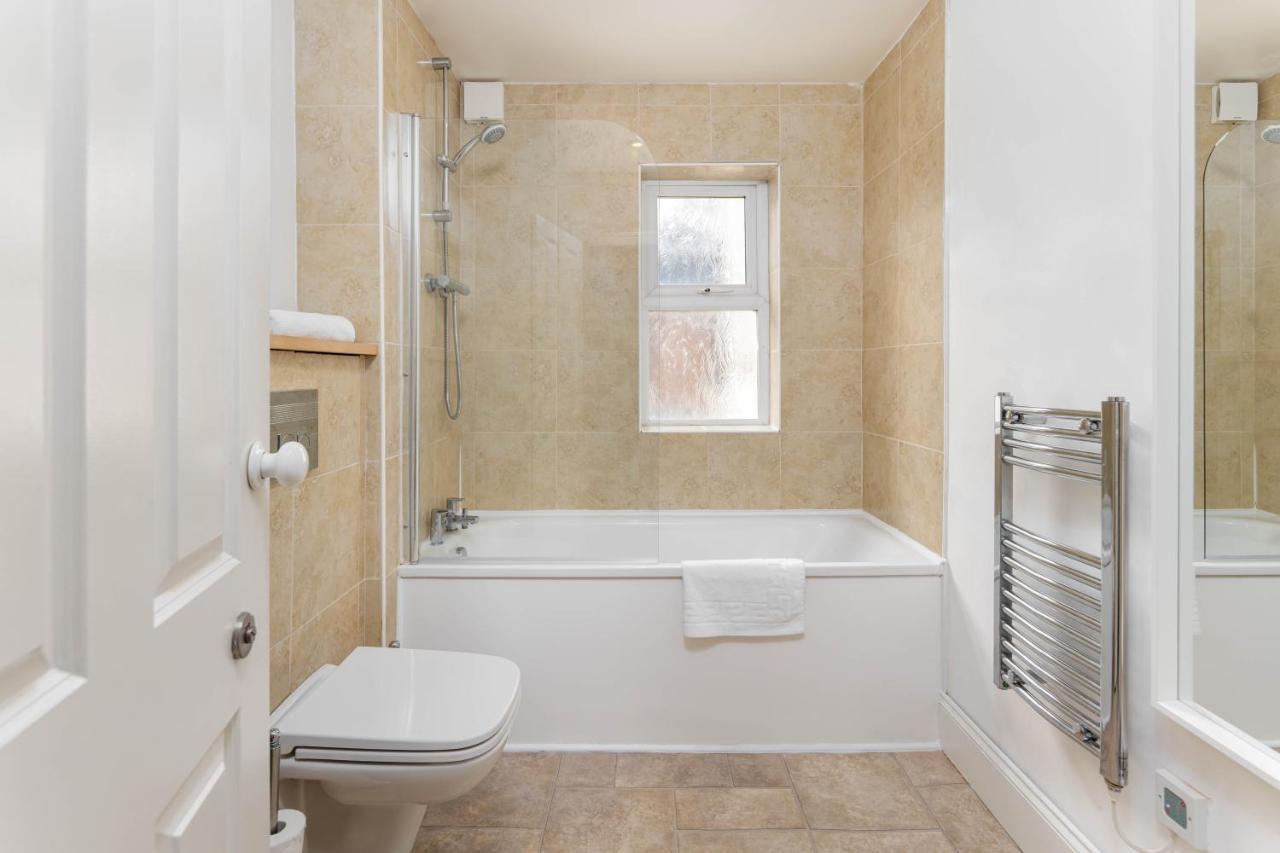 Air Host & Stay - Rockfield House - Sleeps 8 Ливърпул Екстериор снимка