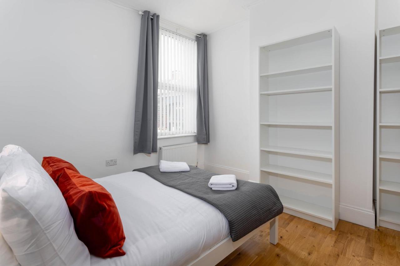 Air Host & Stay - Rockfield House - Sleeps 8 Ливърпул Екстериор снимка