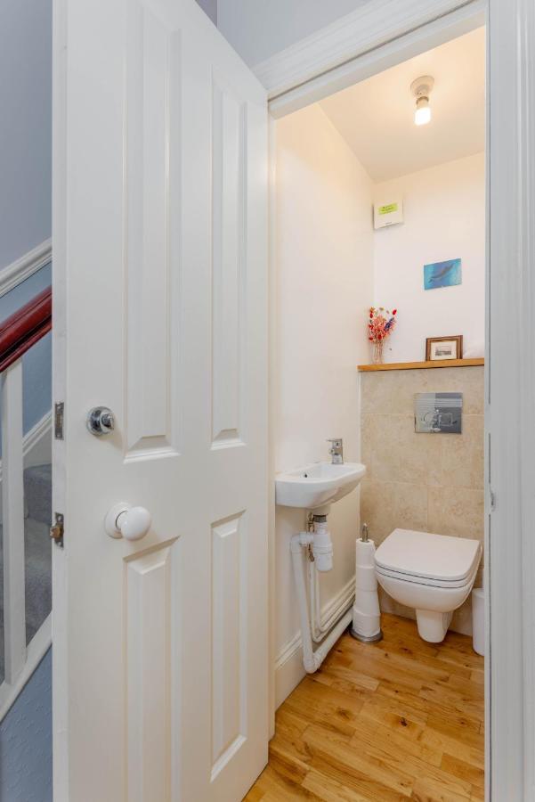 Air Host & Stay - Rockfield House - Sleeps 8 Ливърпул Екстериор снимка