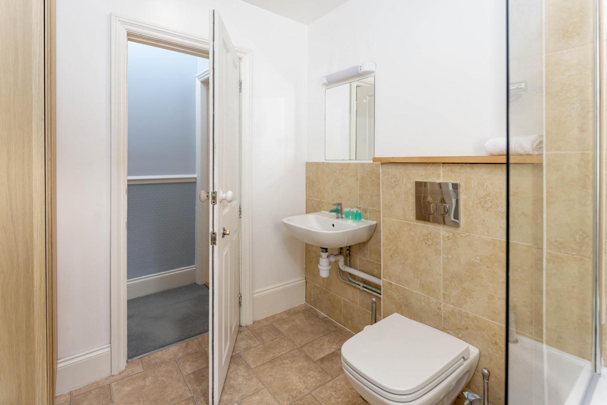 Air Host & Stay - Rockfield House - Sleeps 8 Ливърпул Екстериор снимка