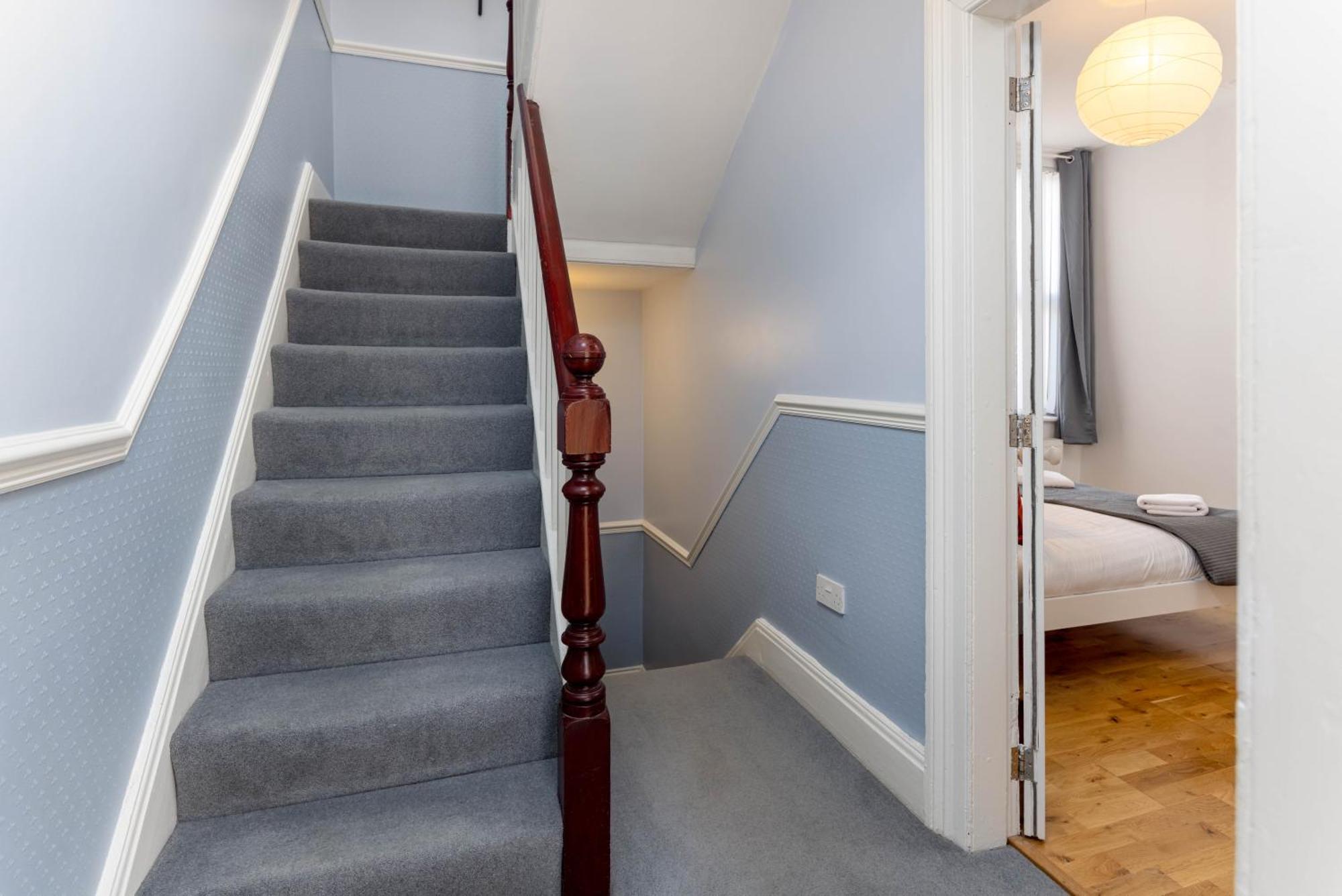 Air Host & Stay - Rockfield House - Sleeps 8 Ливърпул Екстериор снимка