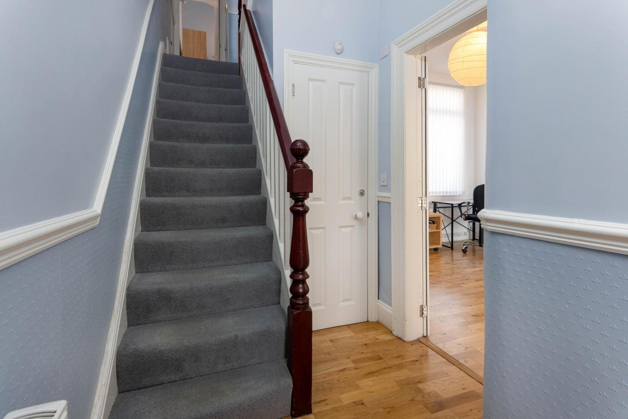 Air Host & Stay - Rockfield House - Sleeps 8 Ливърпул Екстериор снимка