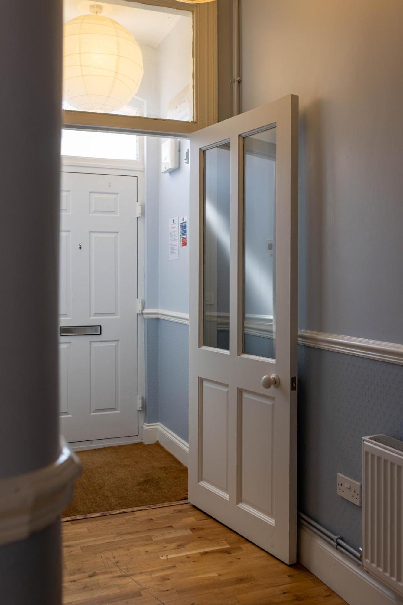 Air Host & Stay - Rockfield House - Sleeps 8 Ливърпул Екстериор снимка