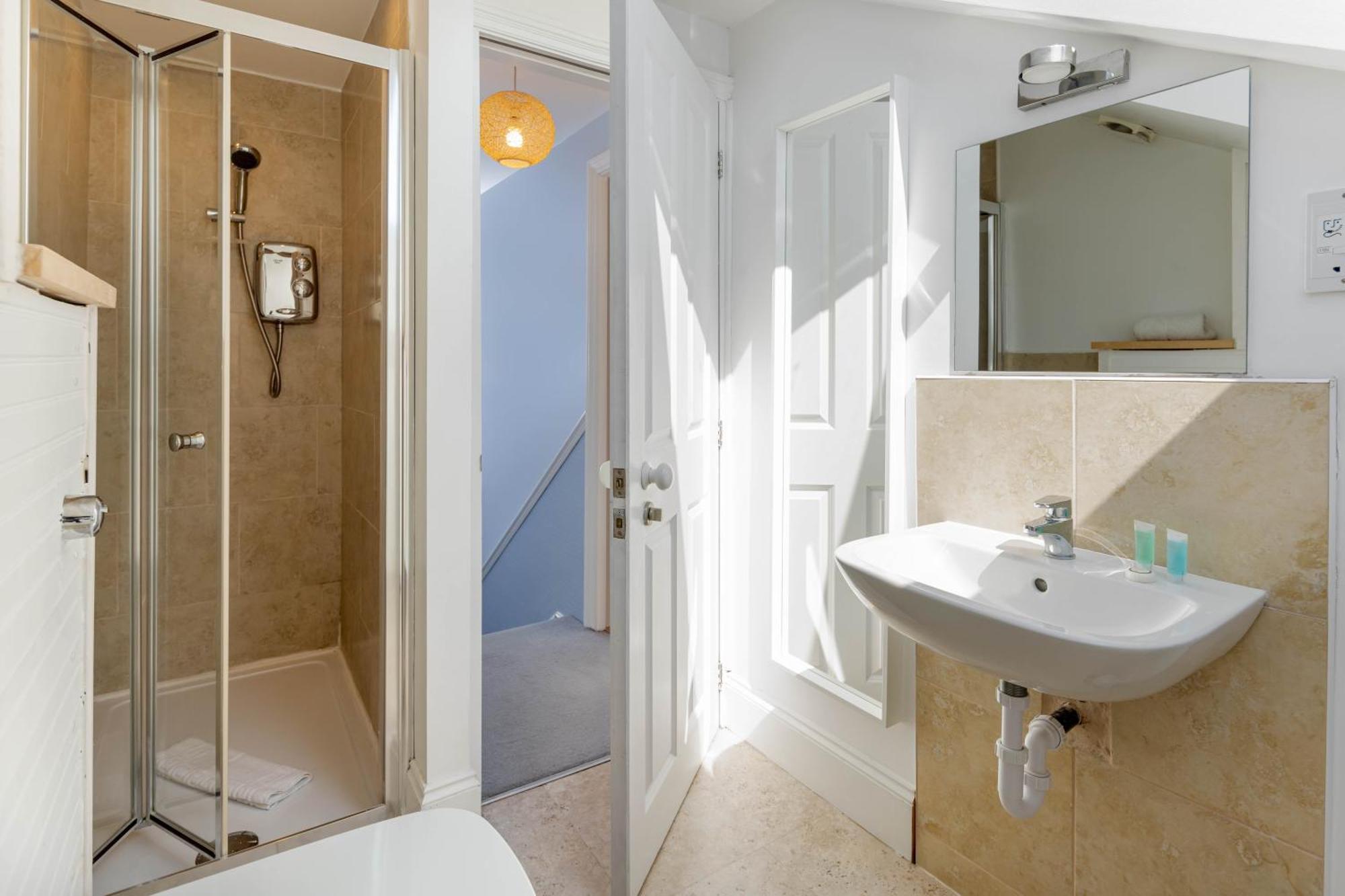 Air Host & Stay - Rockfield House - Sleeps 8 Ливърпул Екстериор снимка