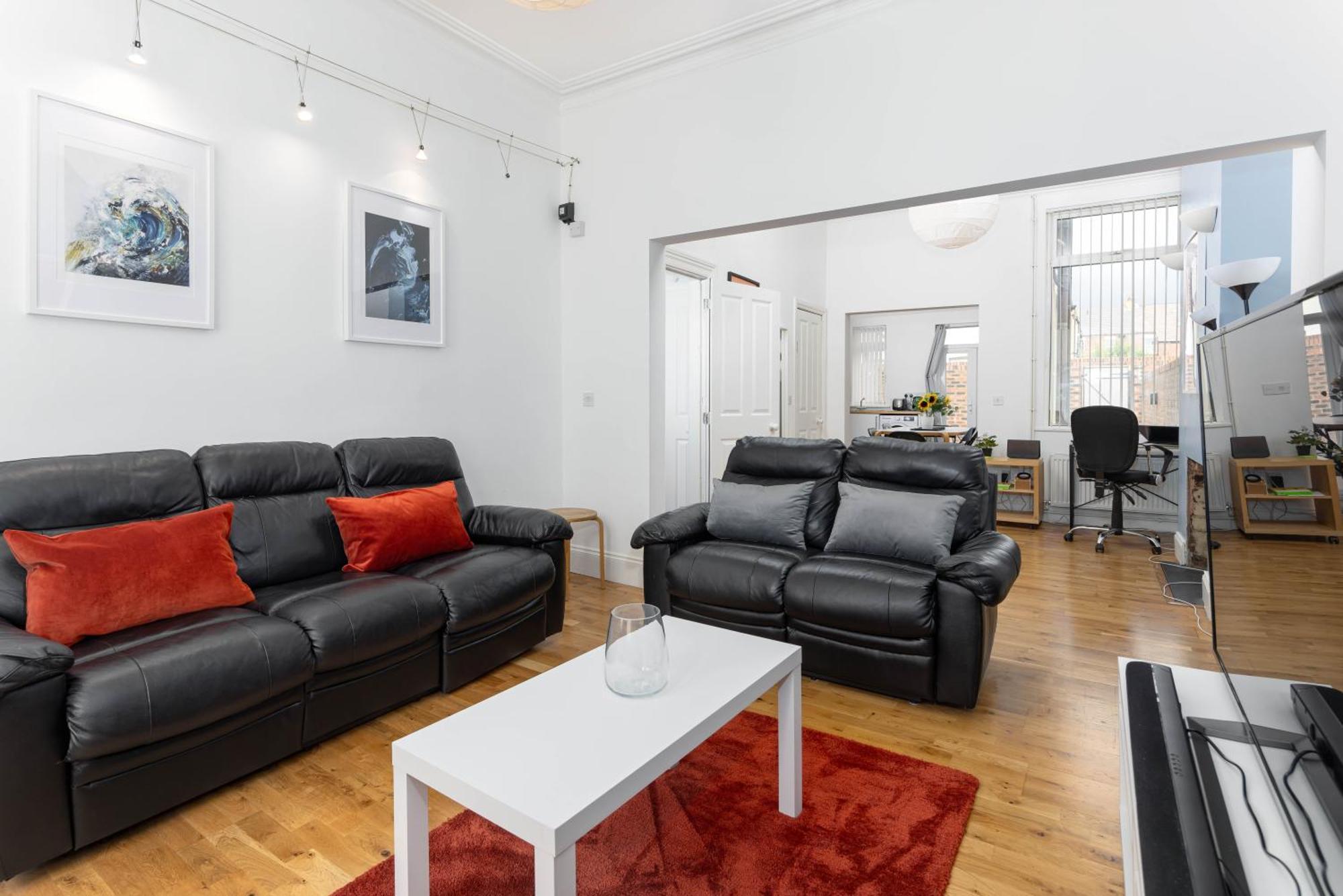 Air Host & Stay - Rockfield House - Sleeps 8 Ливърпул Екстериор снимка