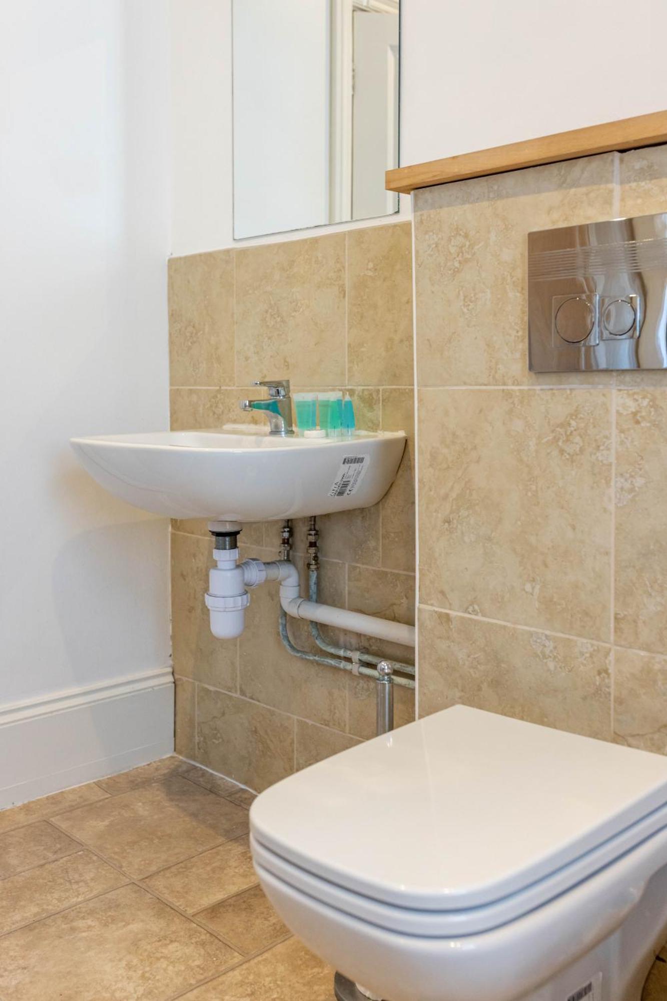 Air Host & Stay - Rockfield House - Sleeps 8 Ливърпул Екстериор снимка