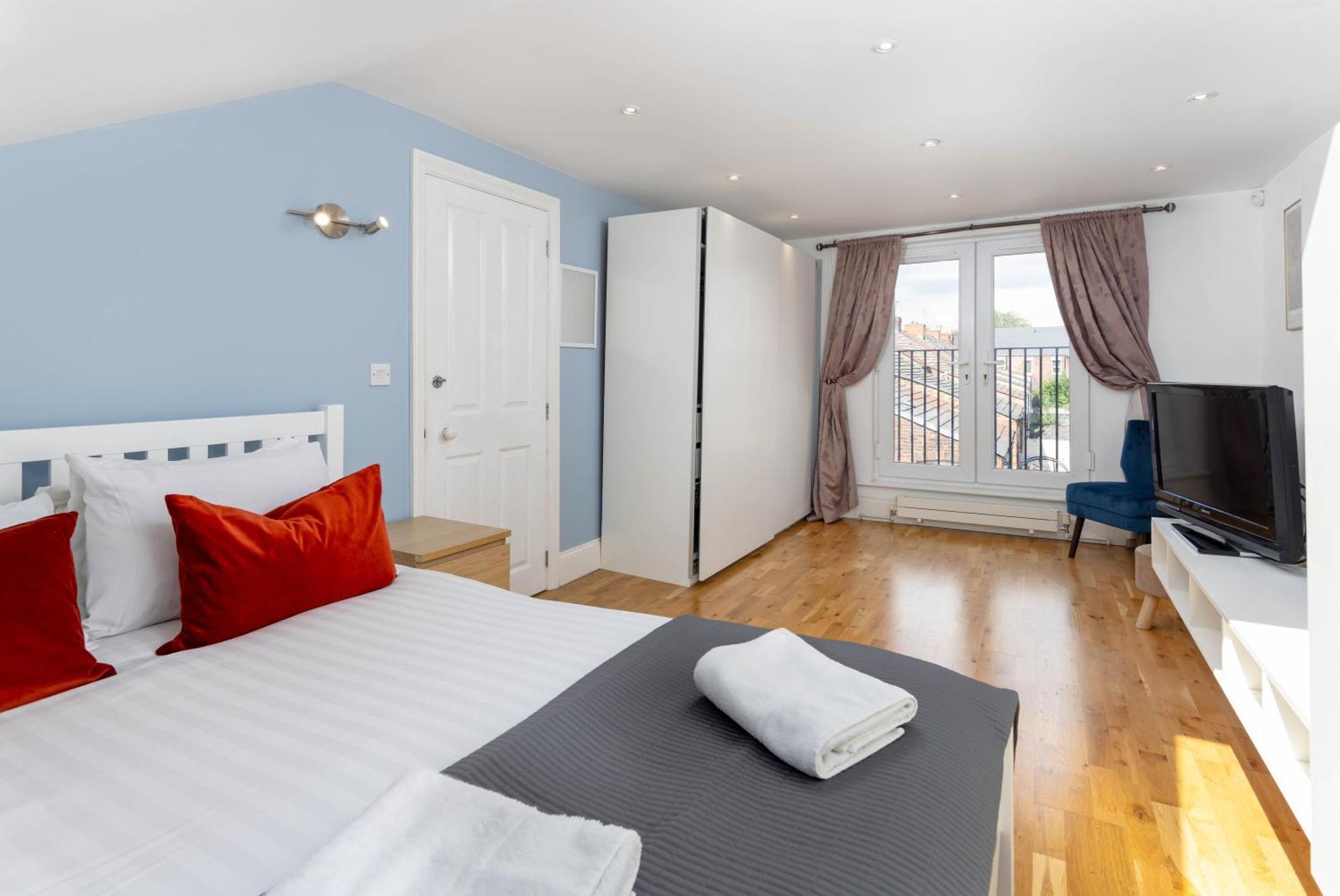 Air Host & Stay - Rockfield House - Sleeps 8 Ливърпул Екстериор снимка