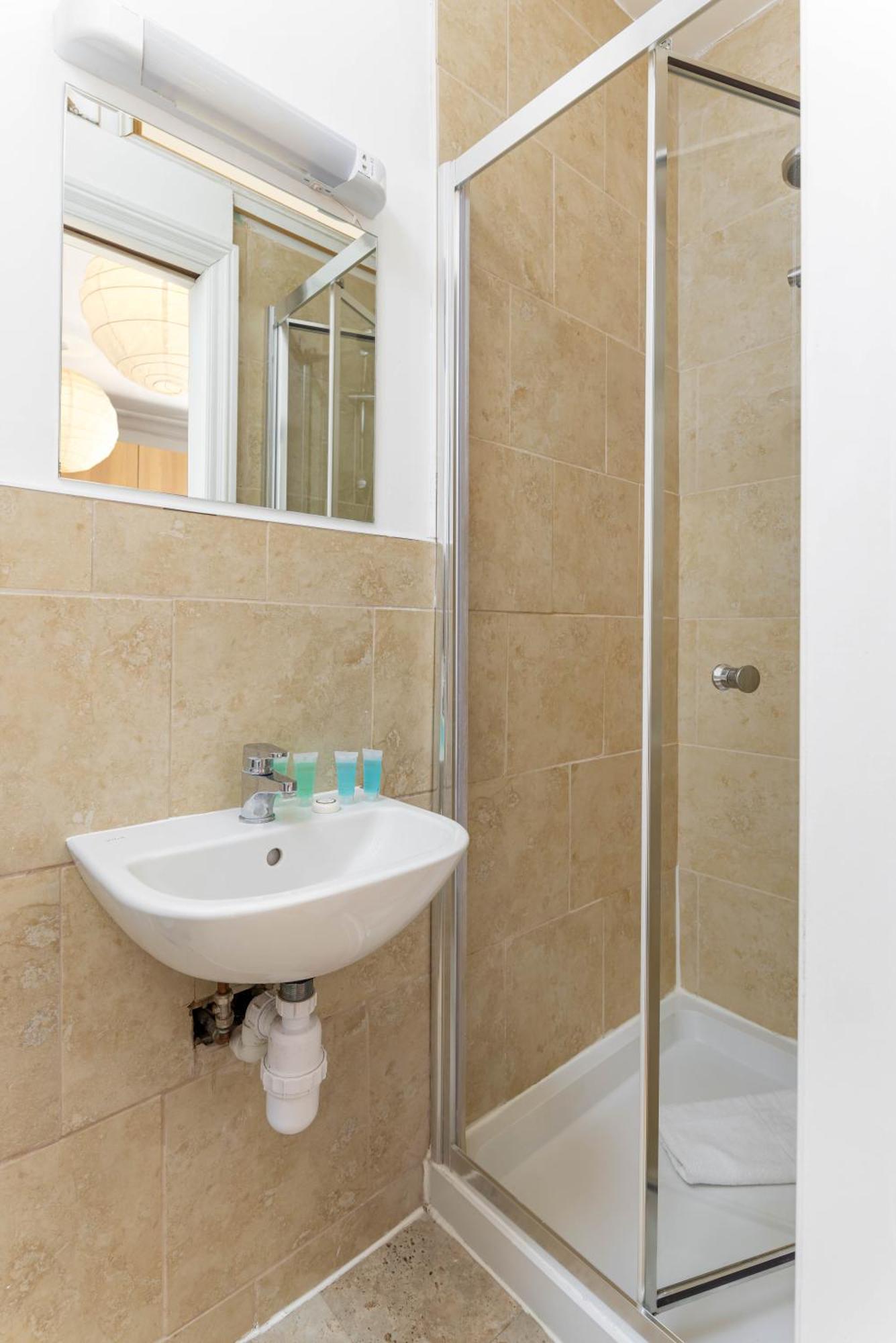 Air Host & Stay - Rockfield House - Sleeps 8 Ливърпул Екстериор снимка